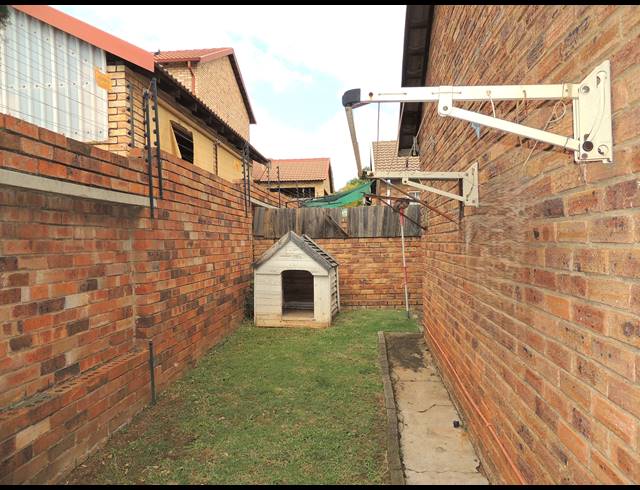 3 BEDROOM TOWNHOUSE FOR SALE IN WILGEHEUWEL